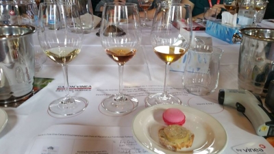 Sweet wines with raspberry macar